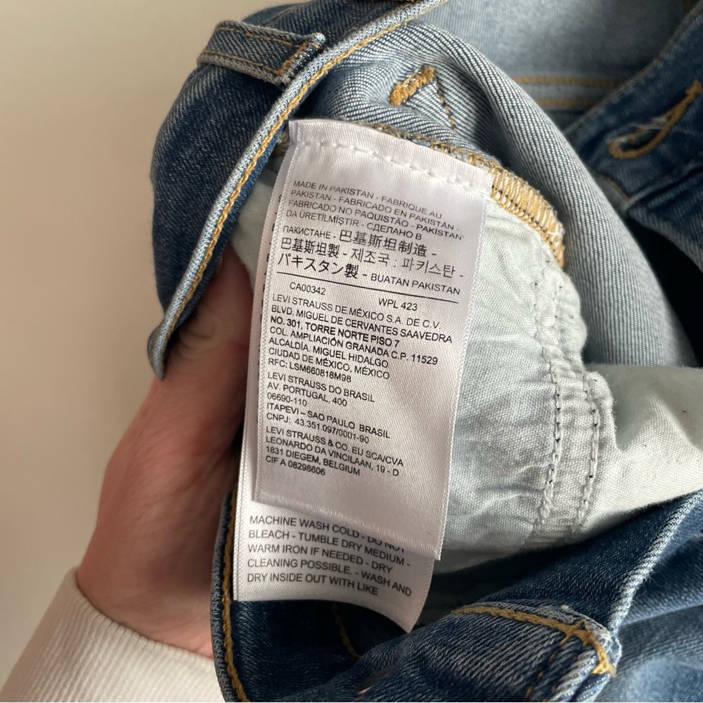 Aritzia LEVIS 726 High Rise Straight Jeans Size 26 light wash distressed Demin - Picture 12 of 13